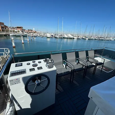 Houseboat Botel *