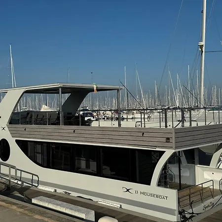 Houseboat 마리나디라벤나