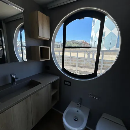 Houseboat Botel *