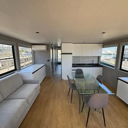 Houseboat * 마리나디라벤나