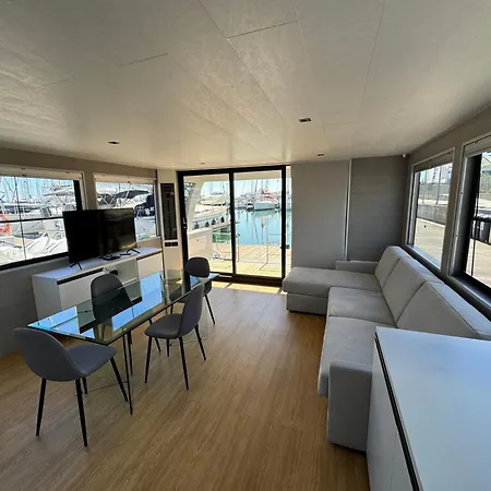 Houseboat 보트호텔 마리나디라벤나