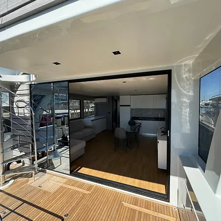 Houseboat Botel