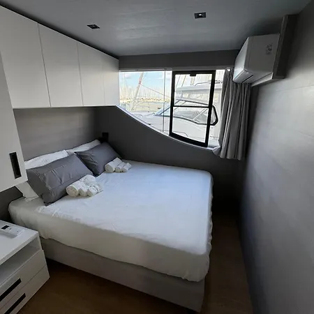 Houseboat 보트호텔 *