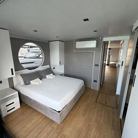 Botel Houseboat