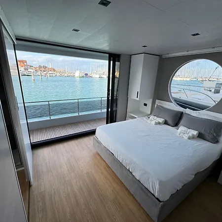 Houseboat * 마리나디라벤나