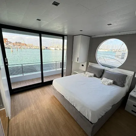 Houseboat 마리나디라벤나